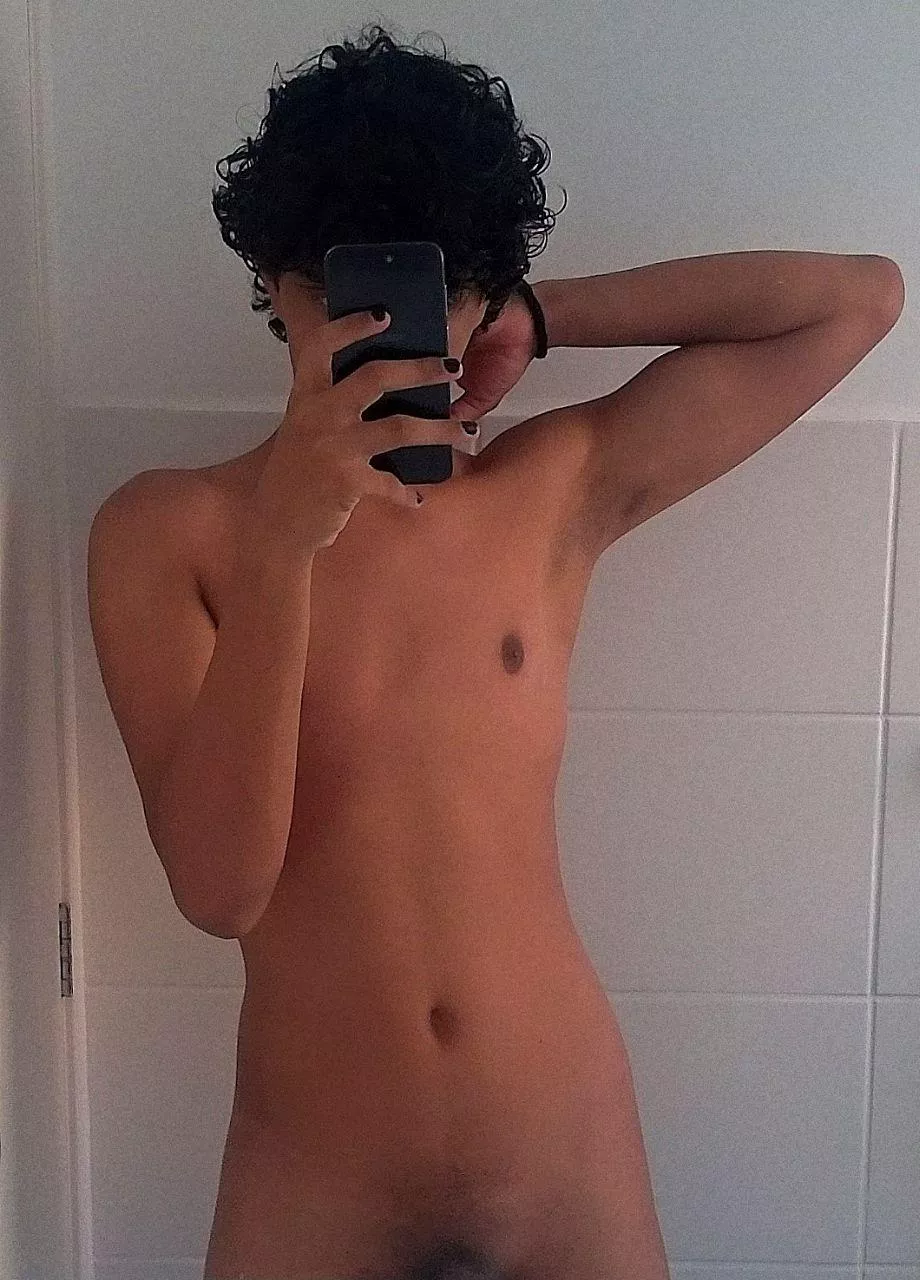 [21] Did anyone ask for a black emo twink here? posted by fofobr