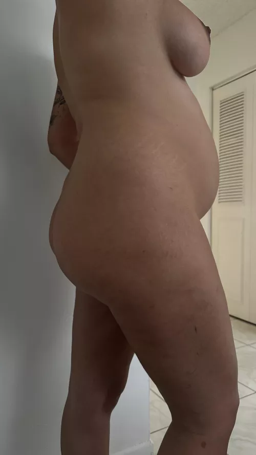 21 weeks pregnant and feeling extra thick  by sunburnsugar