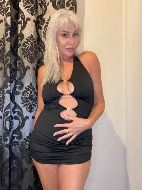 Just a peekaboo (f) by TheGoldenGilf