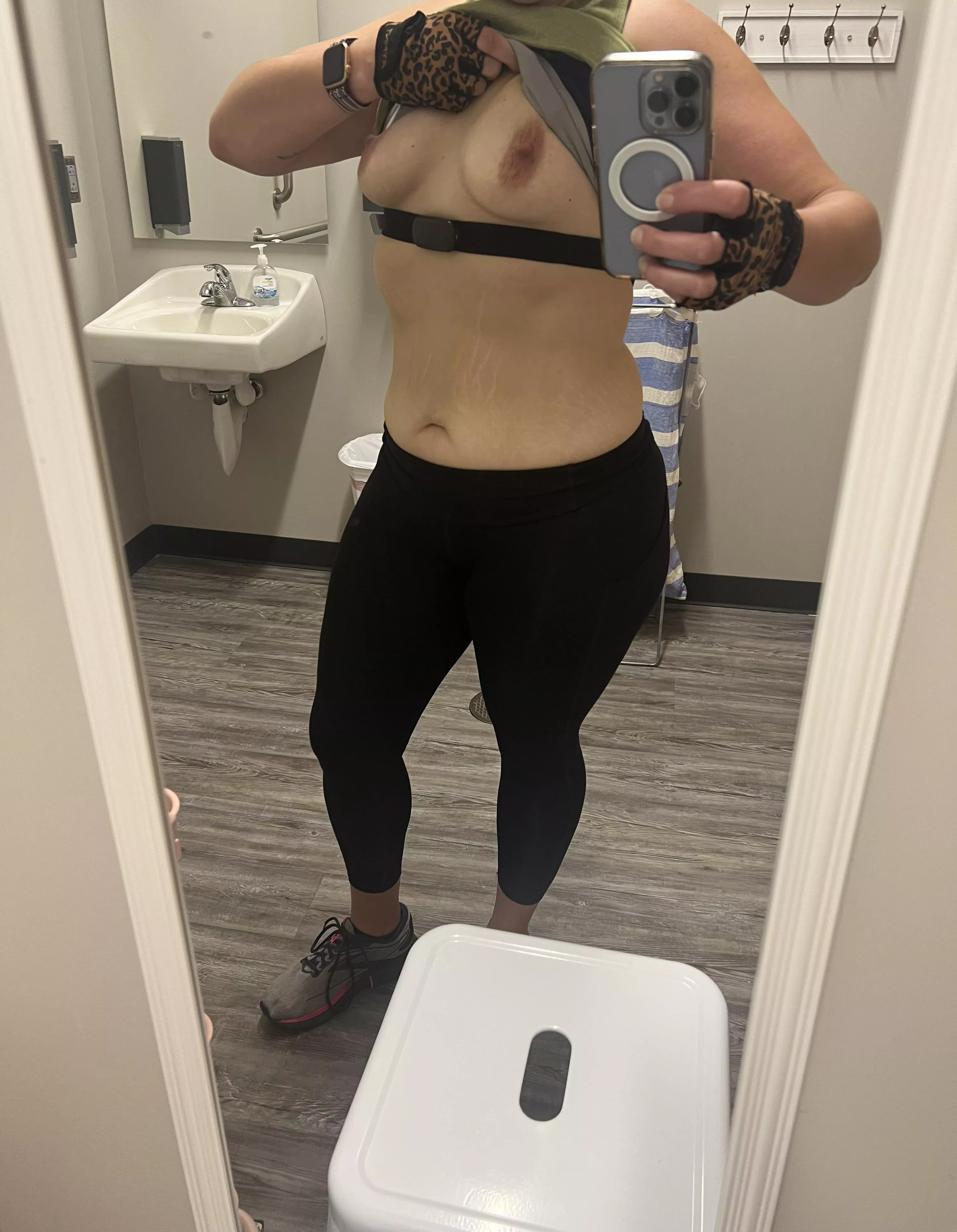 Mombod preview at the gym posted by RaynaNThunder