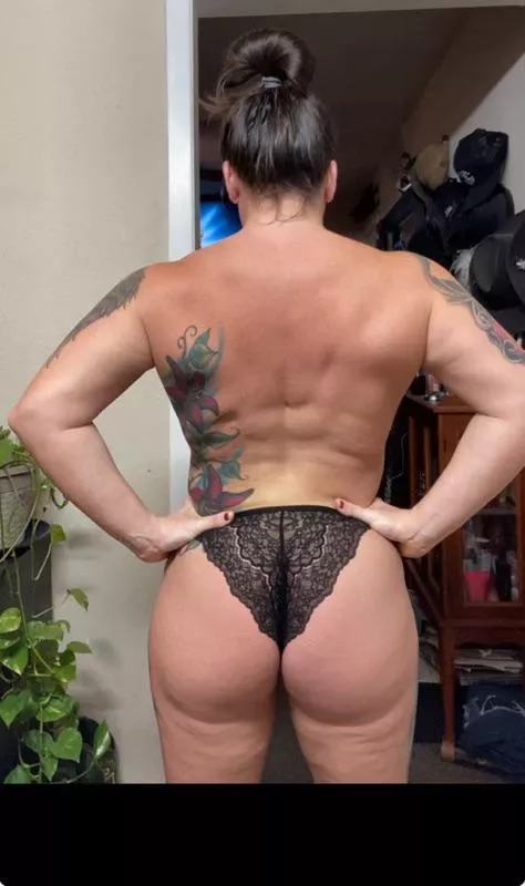 Muscle mommy needs love too posted by Weak-Meaning1947