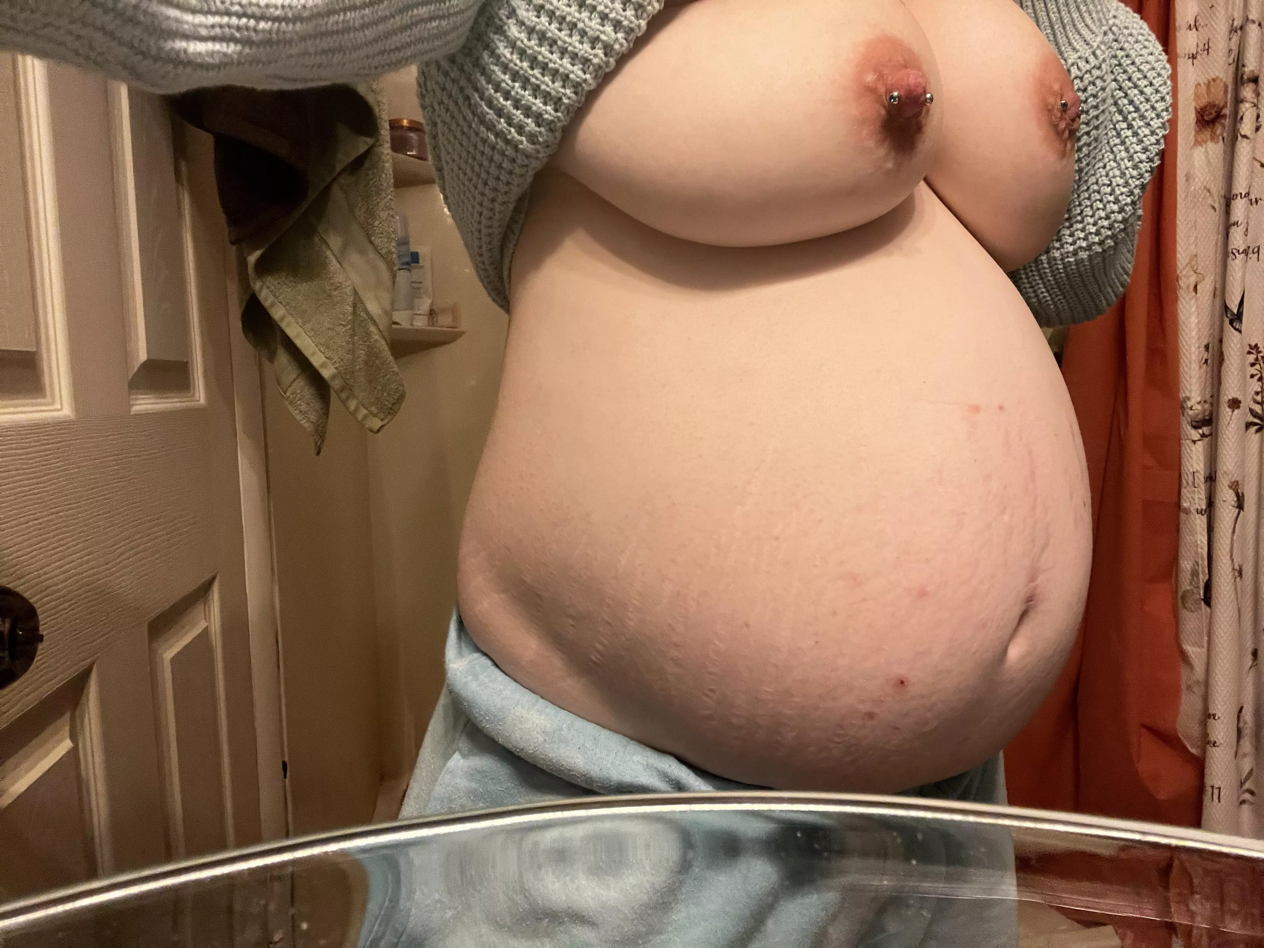 Boobs and belly 🥰 posted by nicolelyn_
