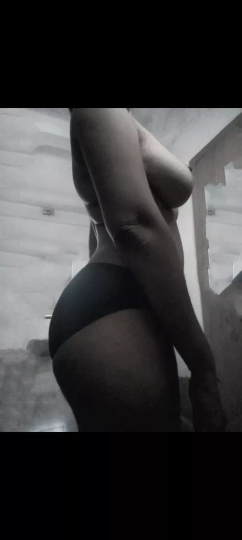 (f) in my 30s and I like looking at myself nude more than ever by bloody_bellatrix