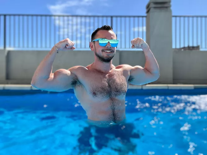 Happy Saturday everyone. Gotta love jumping into the pool after a long workout. Summer is almost over here in Buenos Aires, so I have to take advantage of the warm weather while I can. I hope you all have great weather where you are and can do something  by danwelden
