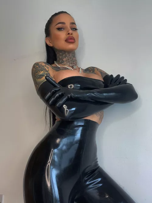 I bet you can't look away. by starklyFeign