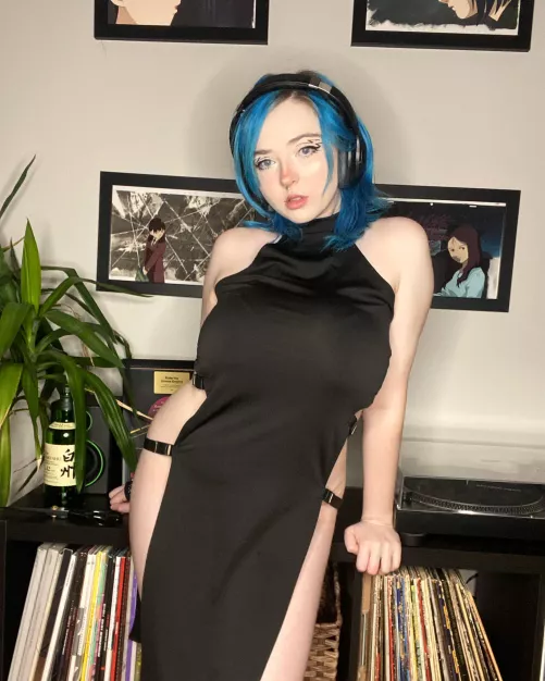 I wonder what is the colour of her bra... by error00110000