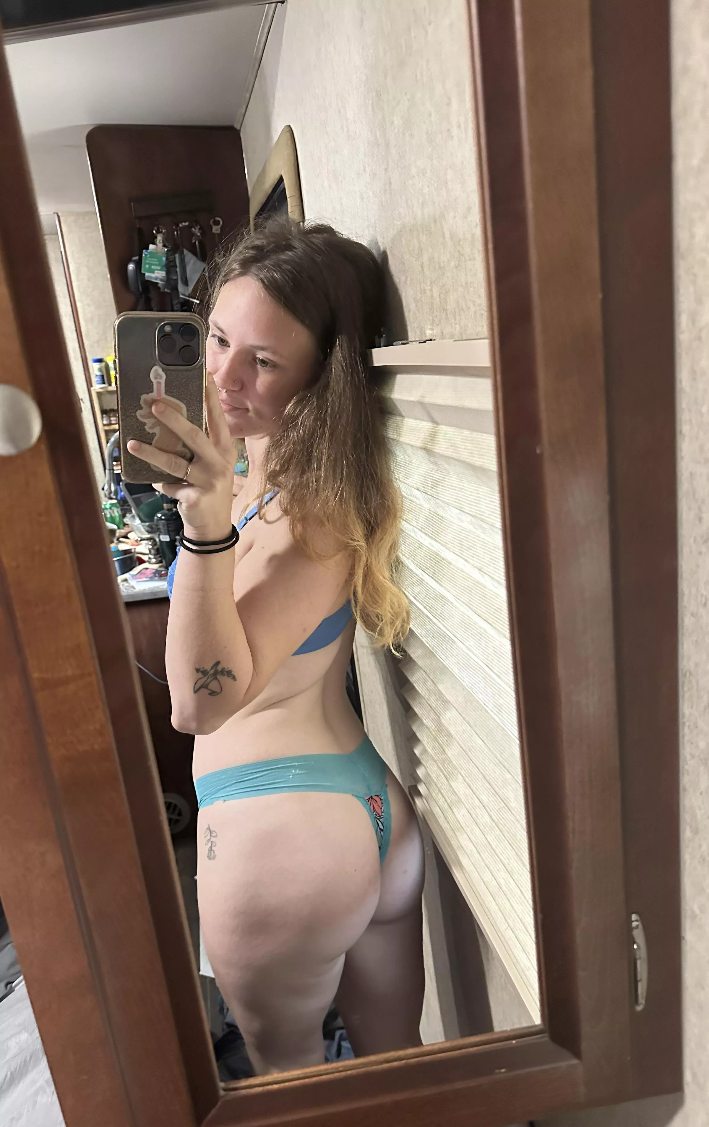 i’m in love with my reflection  posted by milffunxo