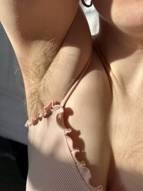 My hairy pits make me feel so pretty  by efiwfsn