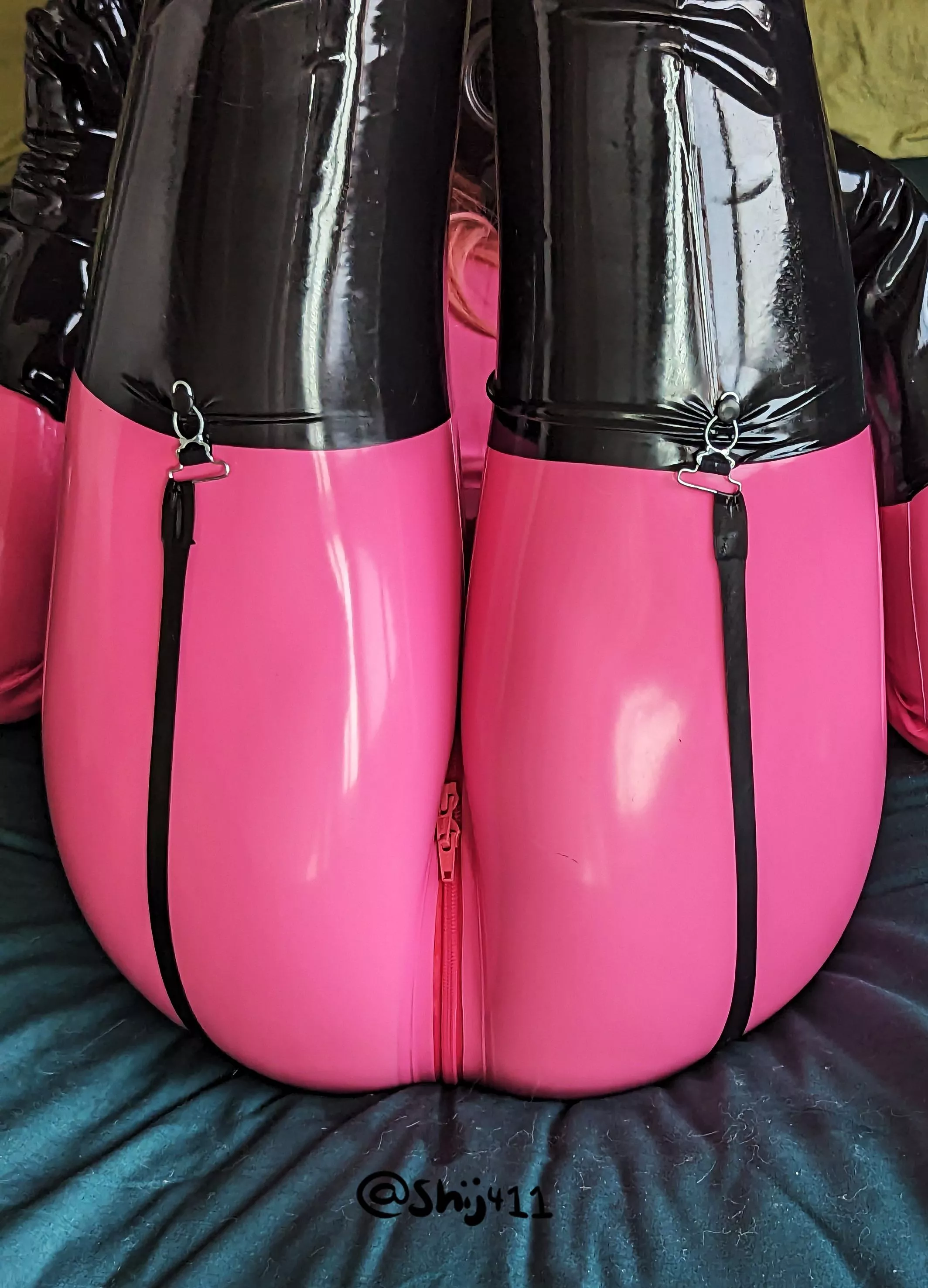 [OC] help me with my zipper? 💜 posted by Shijuuichi