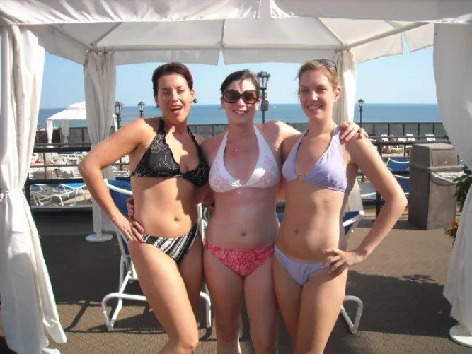 Ranking by the poolside. by UnexpectedLuggage