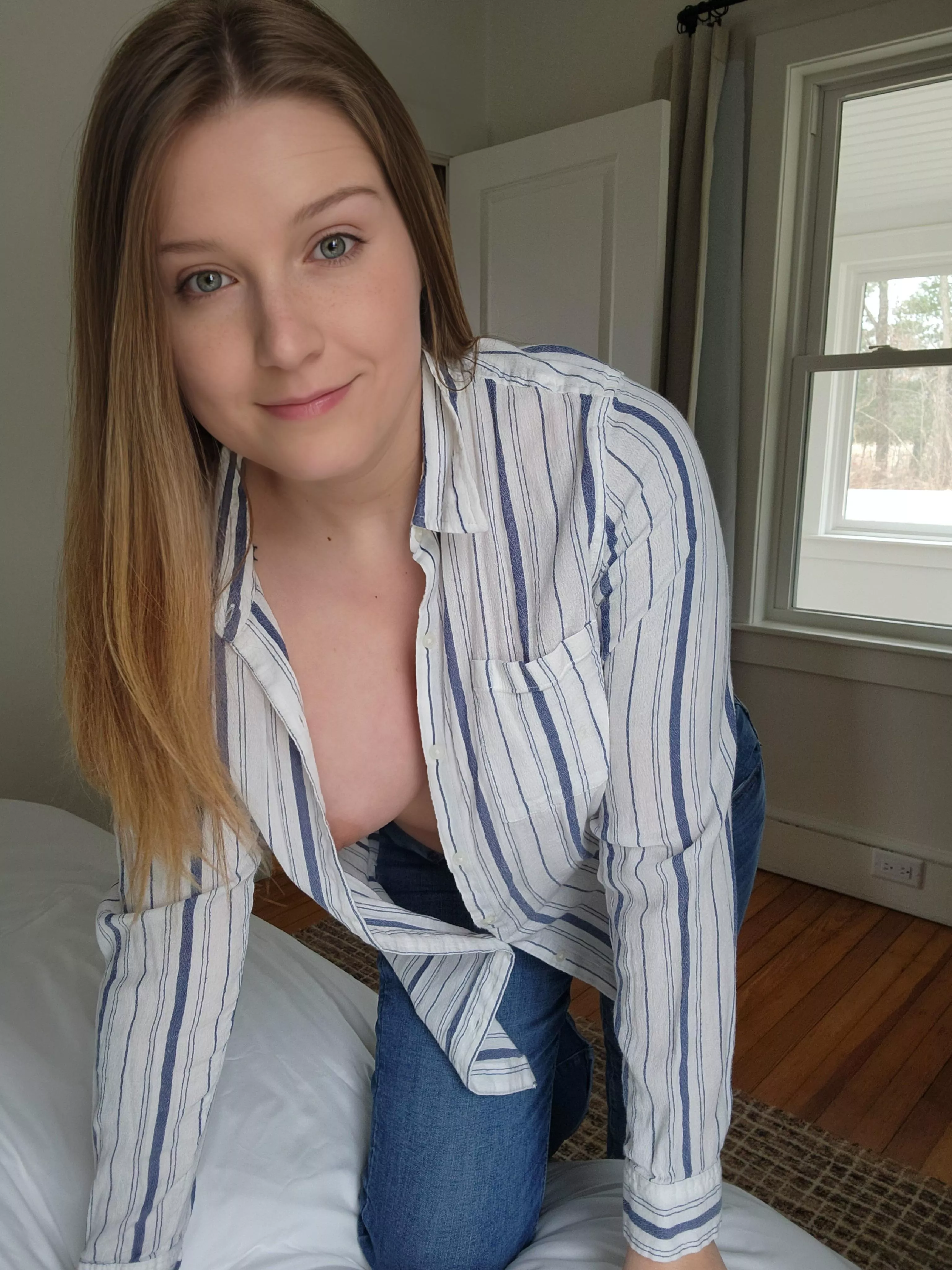 Bent over to give you a peek  posted by reign_rellic