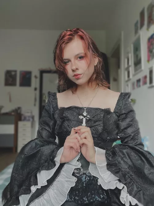 I really should wear more gothic stuff! by seraphicbunnix