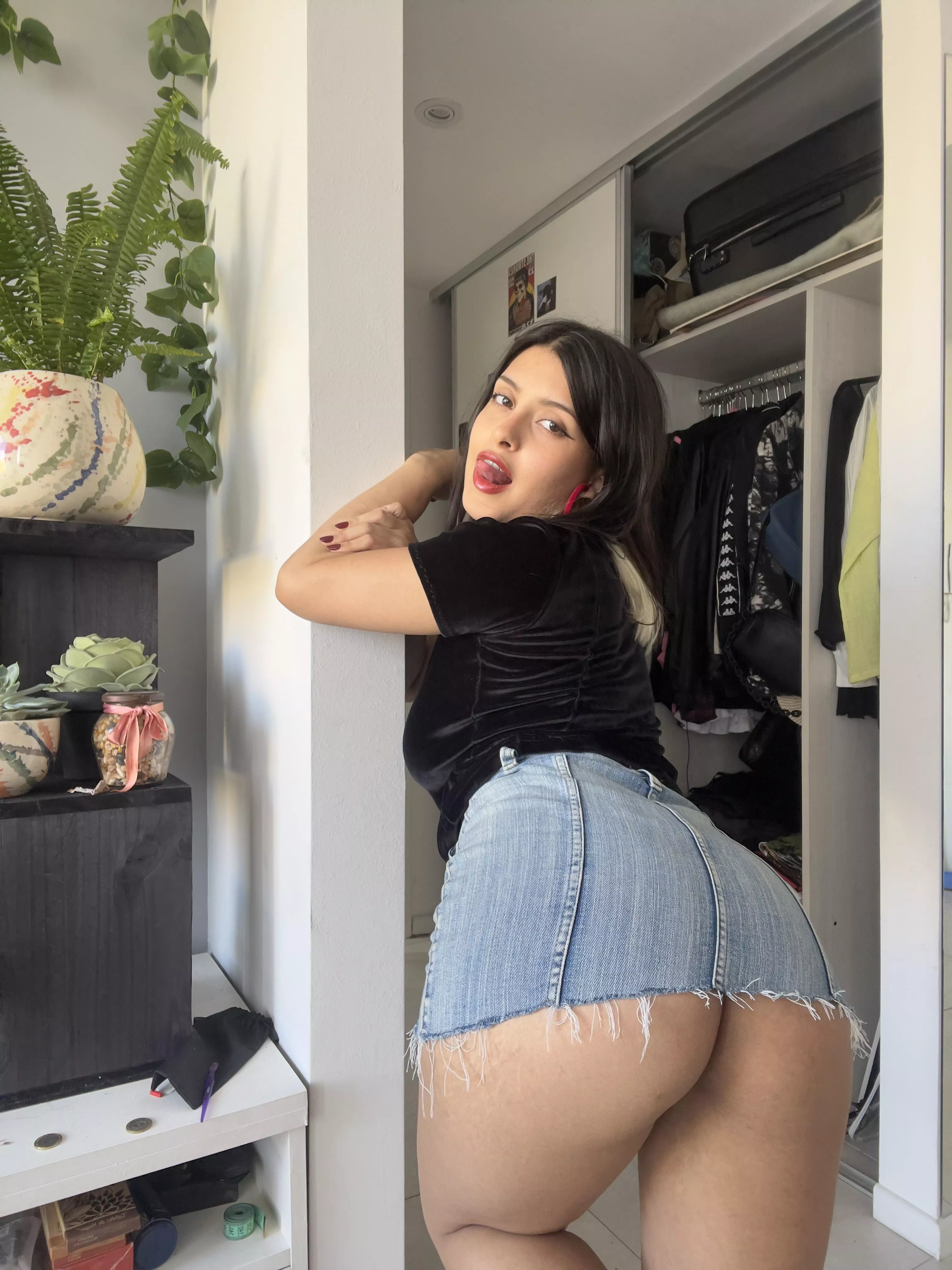 i secretly love when i wear short skirts and get stared at by older guys posted by vikkphoria