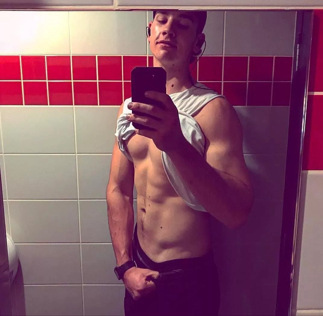 Looking for a submissive/slave  posted by Gabbit146