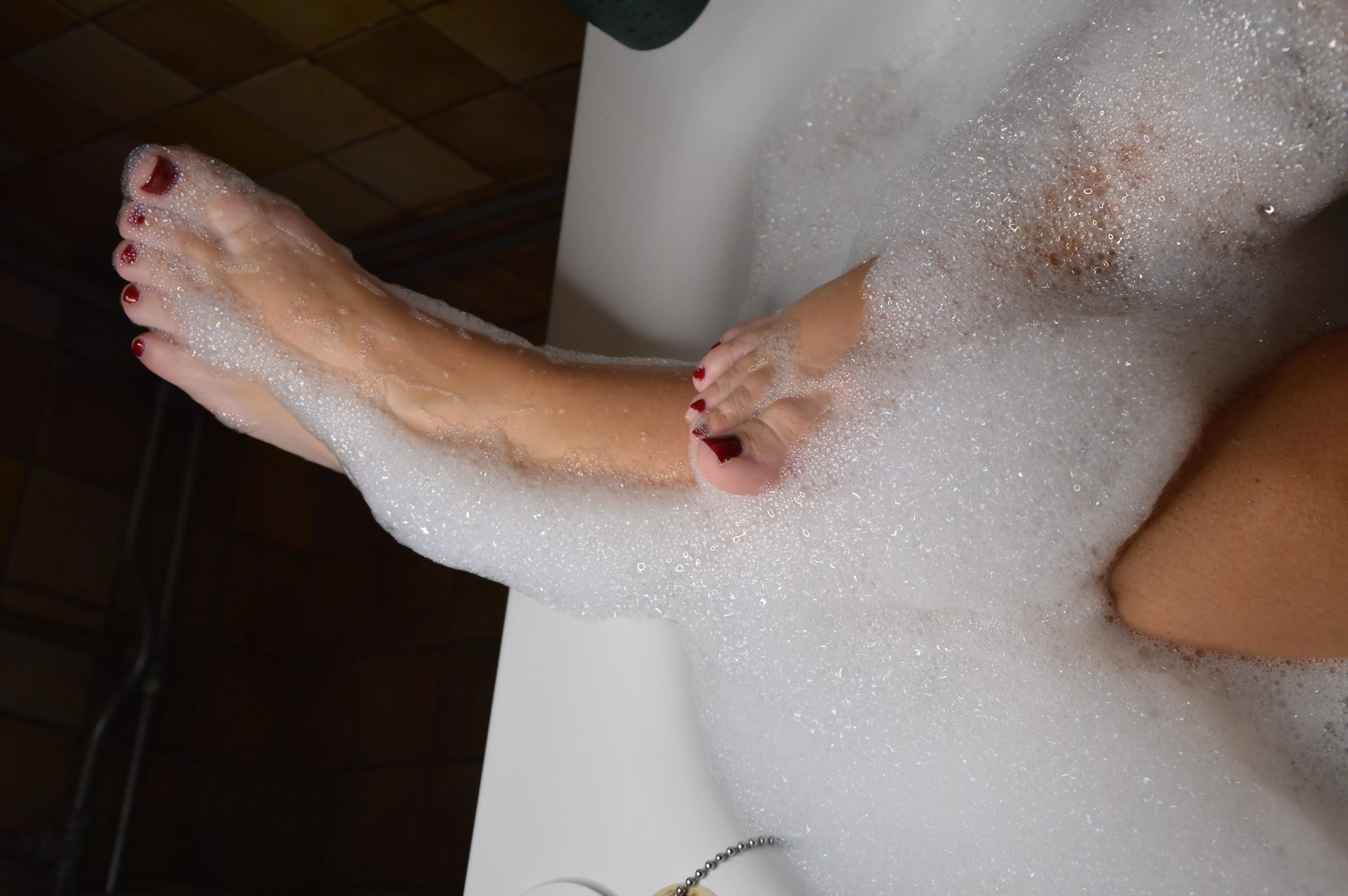 My feet in the tub posted by bigmamaspussy