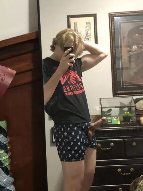 My friends all said I’m big, what do you think? by caesuraglitters