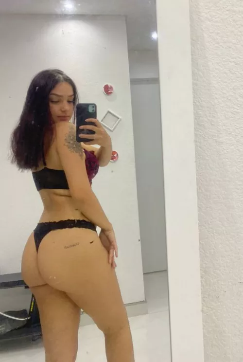 Booty that always want to be smash all day  by sexysarah03