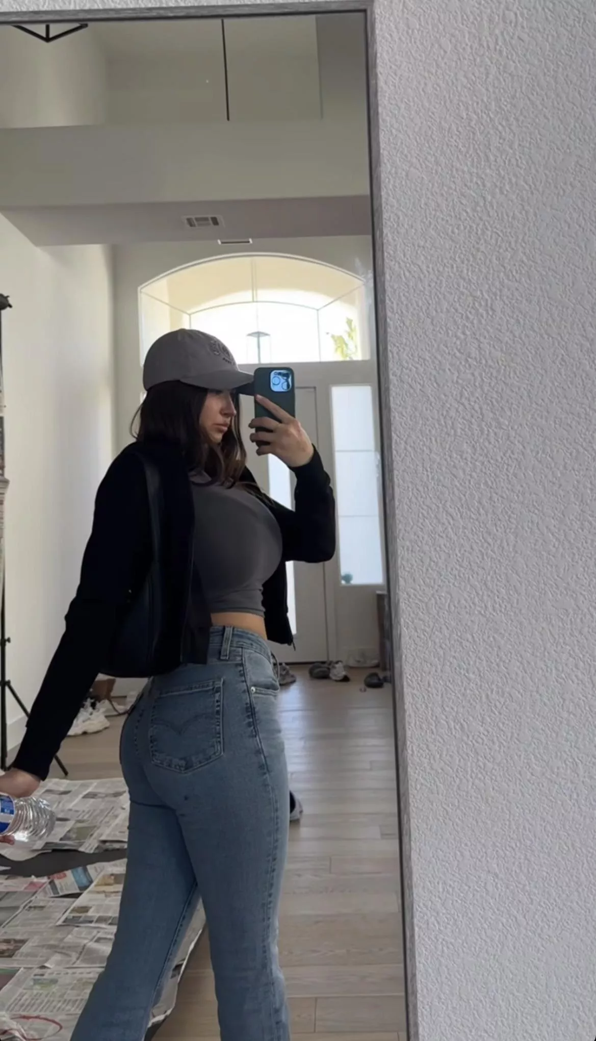 Busty queen posted by Competitive-Quiet-29