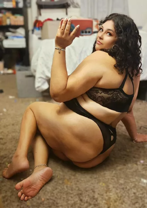 Curvy Latina  by sweetpuff07