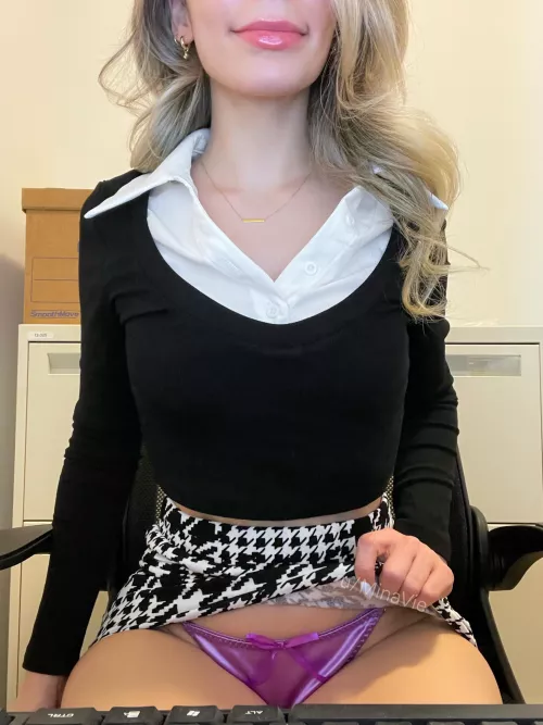 Free to work under my desk? [f] by MinaVie