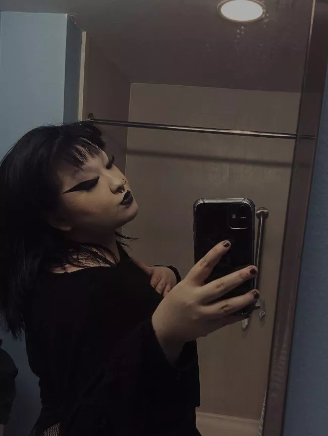 good morning 🖤 posted by g0thmxlf