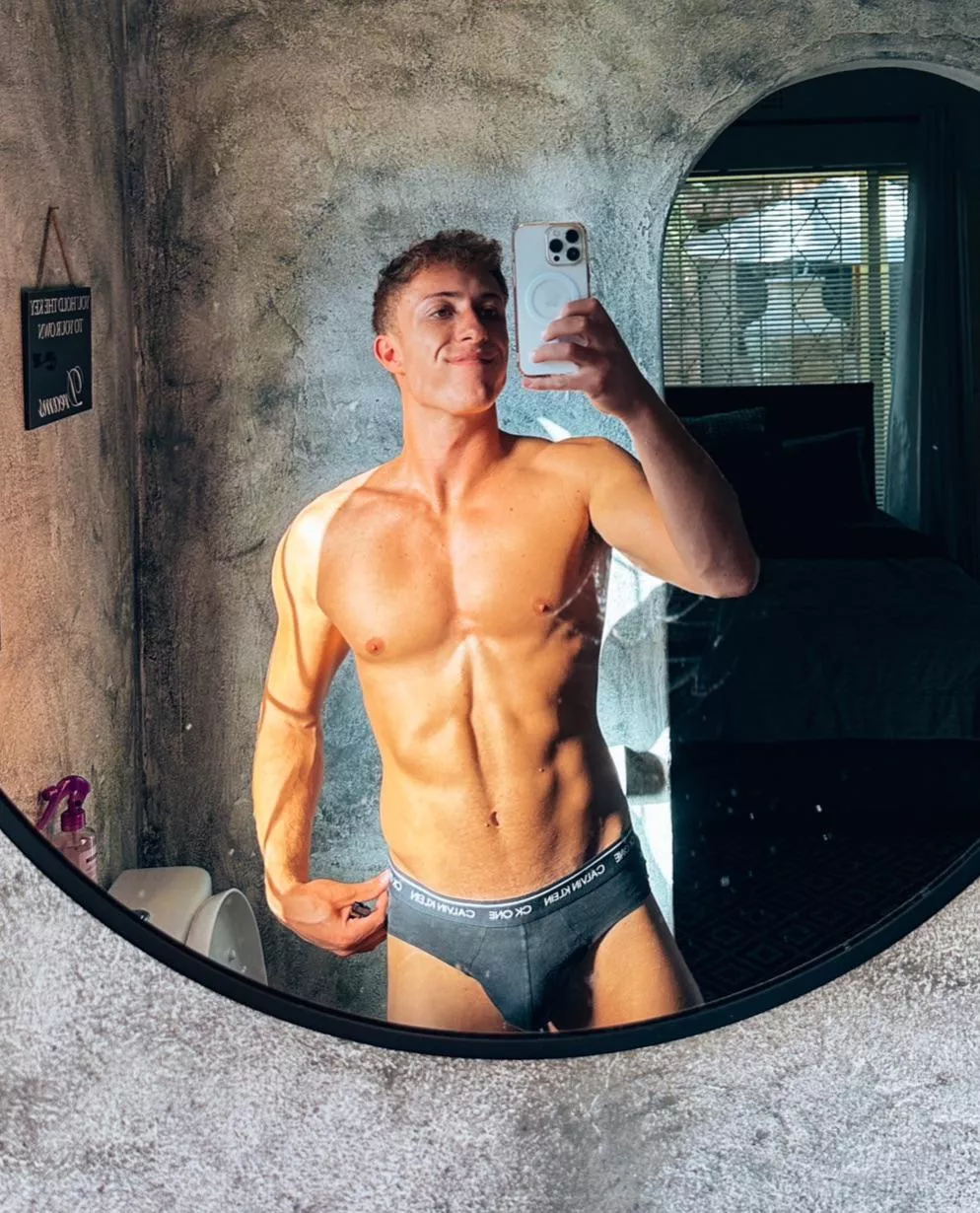 Happy monday 👅 posted by falcxav00