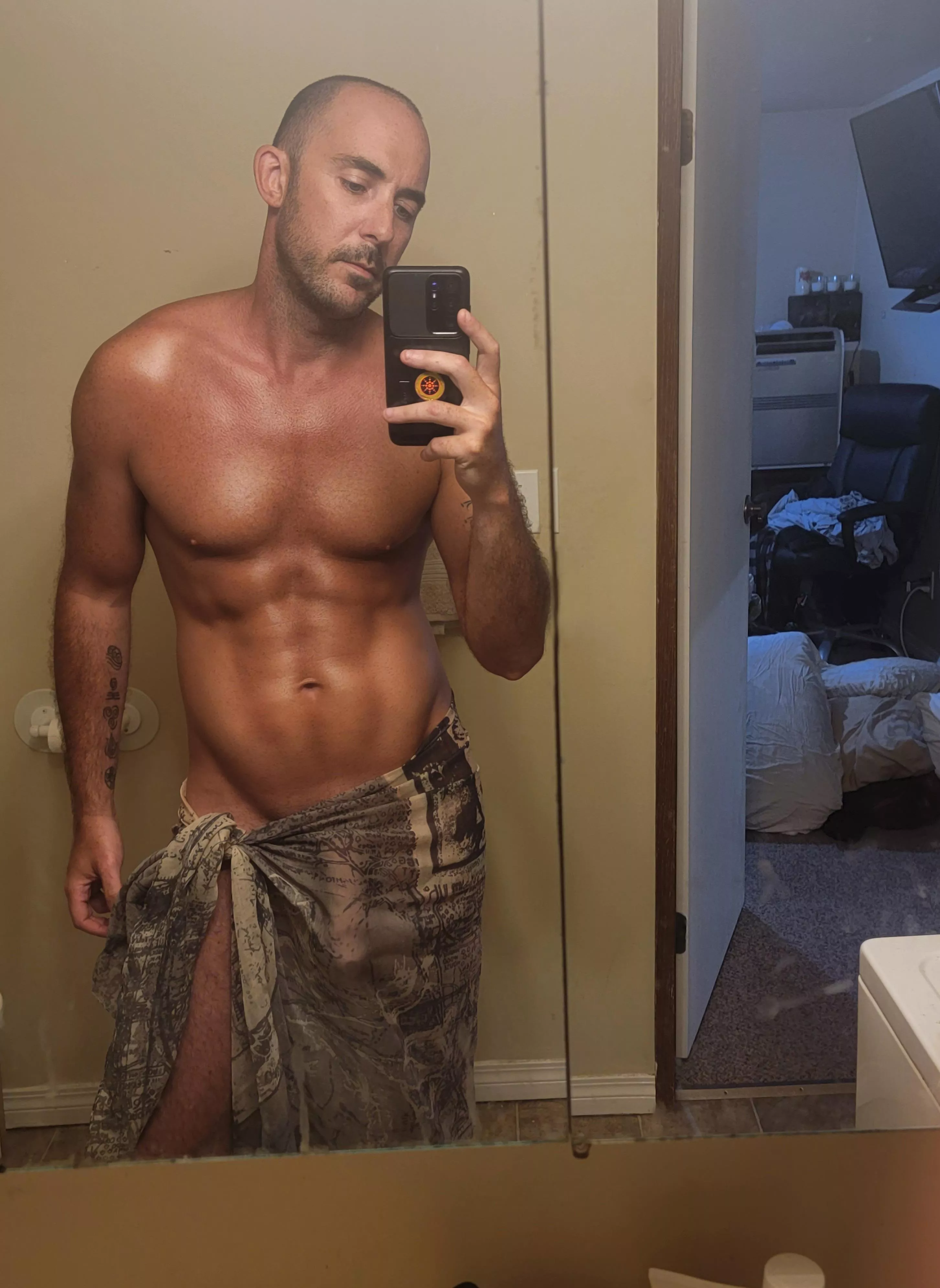 I get alot of looks when I go outside with my sarong 😜 (M)I get alot of looks when I go outside with my sarong 😜 (M) posted by autofantastic