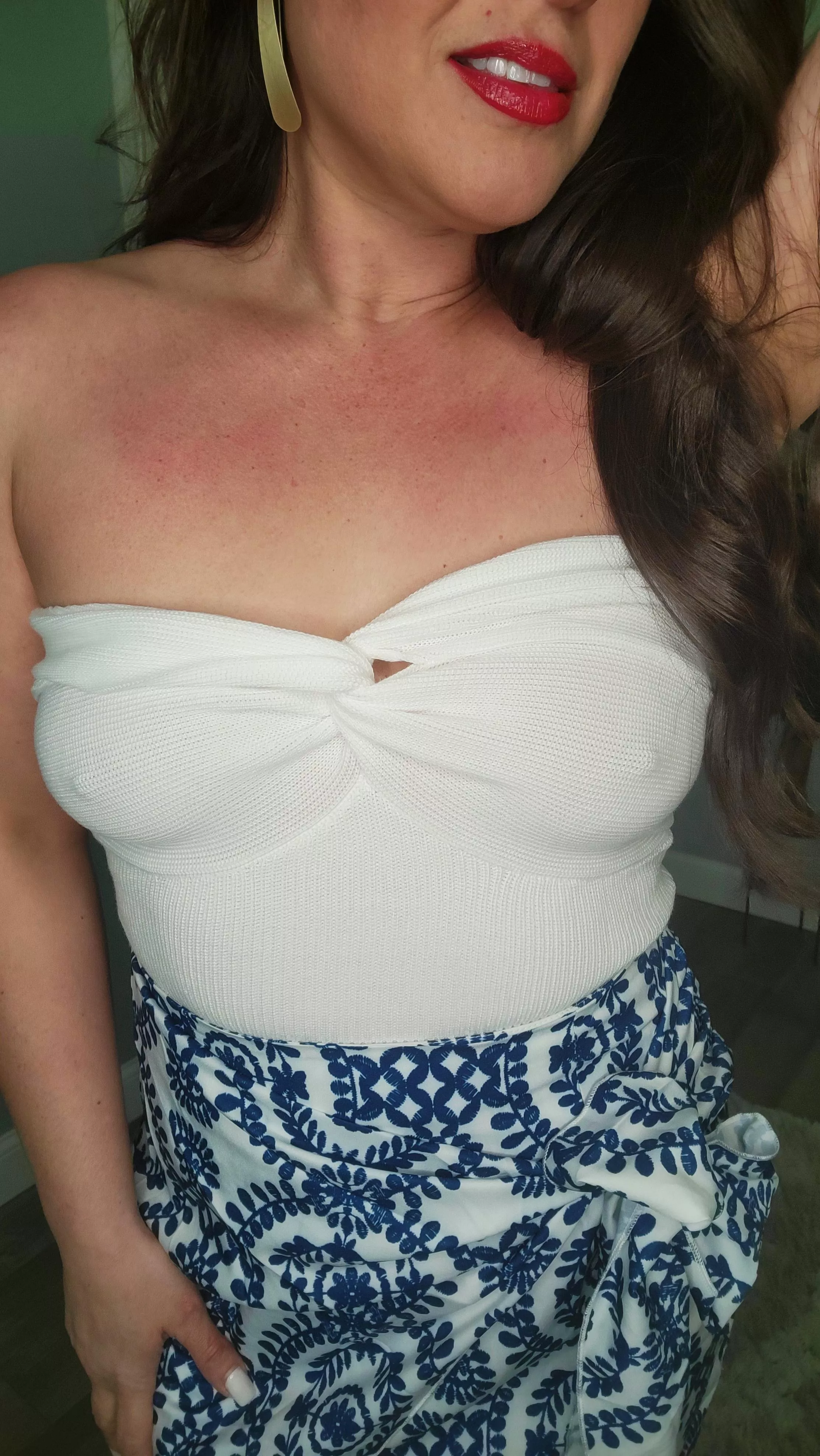 I think being braless adds to the whole look, don't you?  posted by cc51817