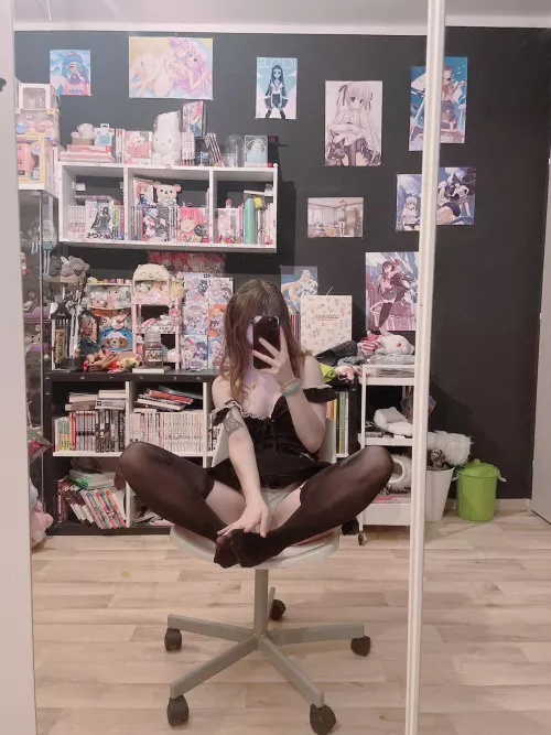 lmk if you're down for a random nude in your dms by goldenpupu