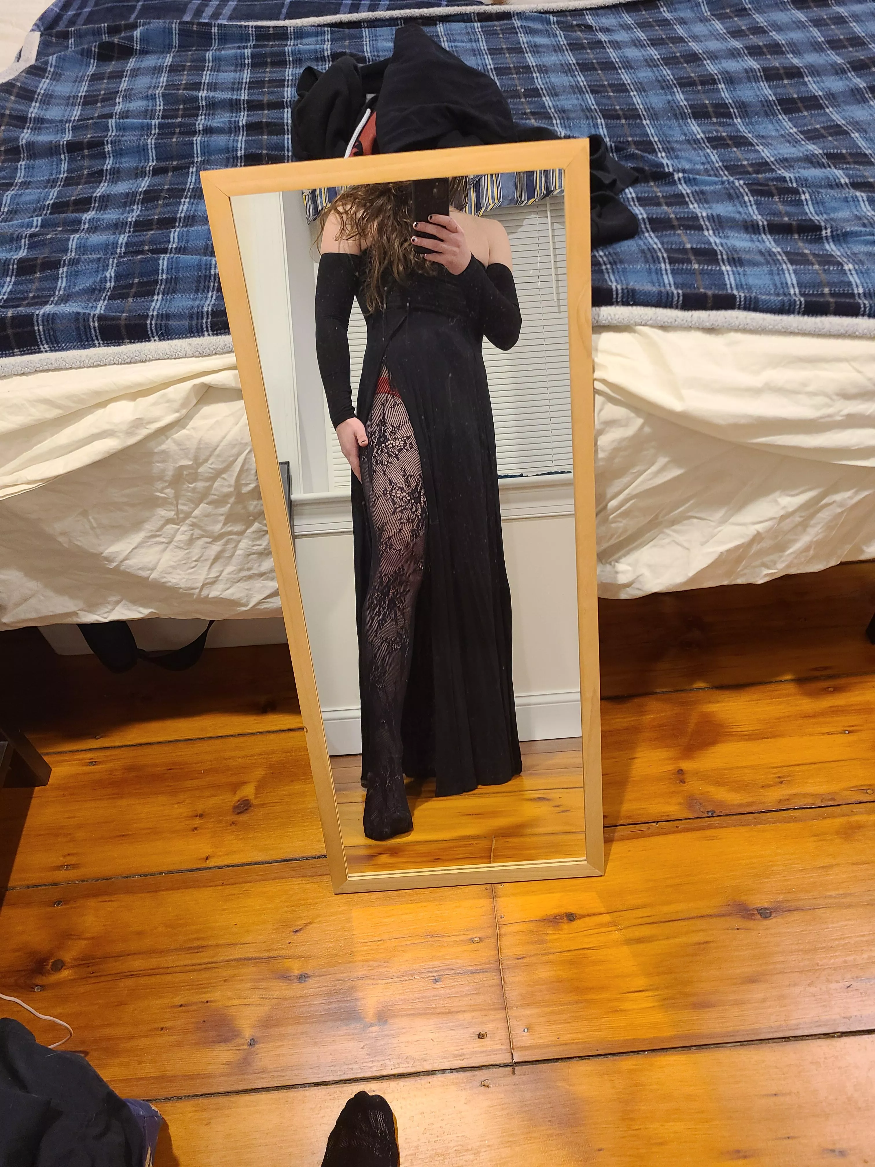 Long hair and long legs 🙈 posted by EmoTurtle15