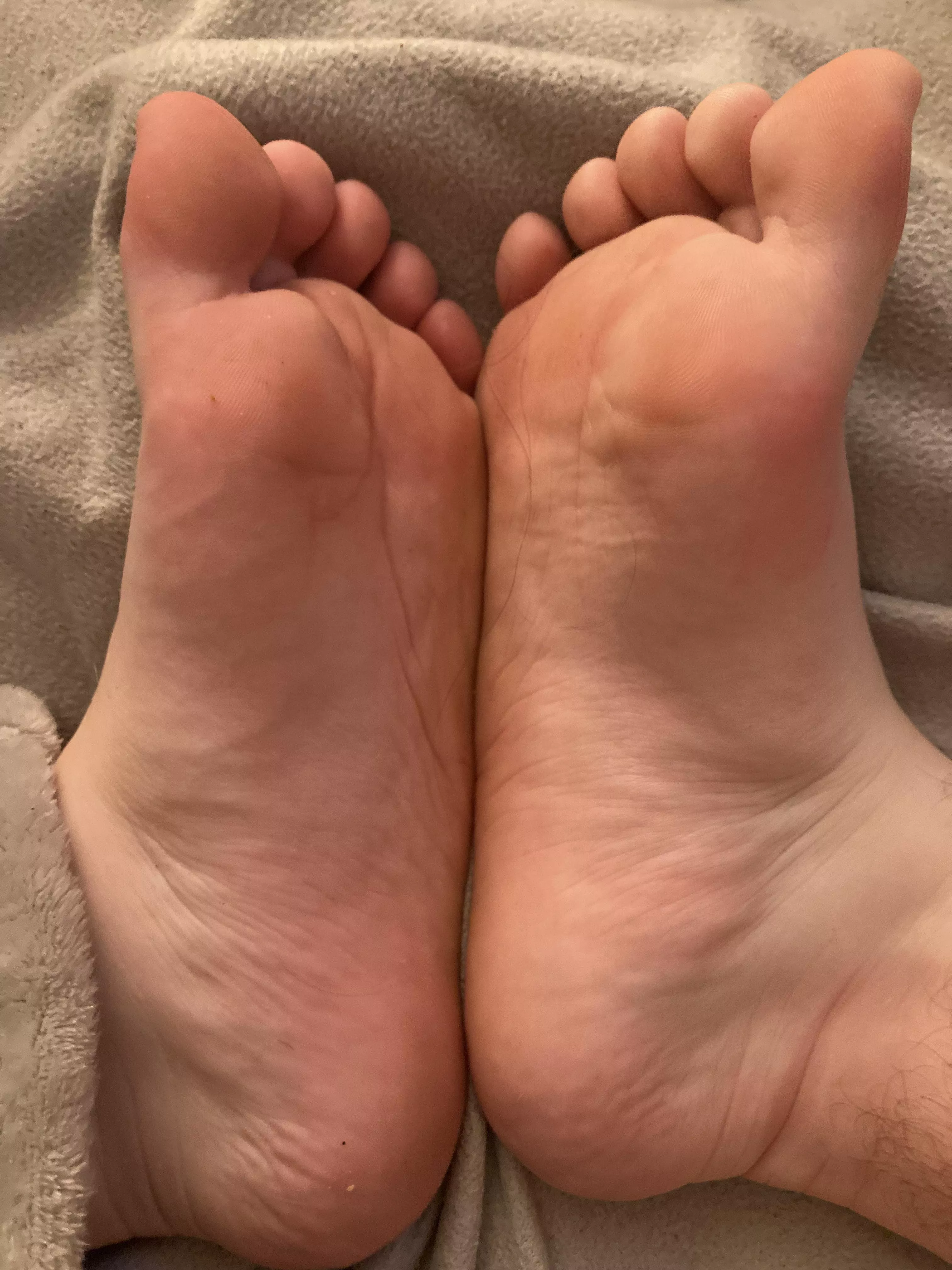 My feet are so swollen… i need them fem for my pedi :( CHOOSE MY NAIL COLOR! posted by PuppyMabel