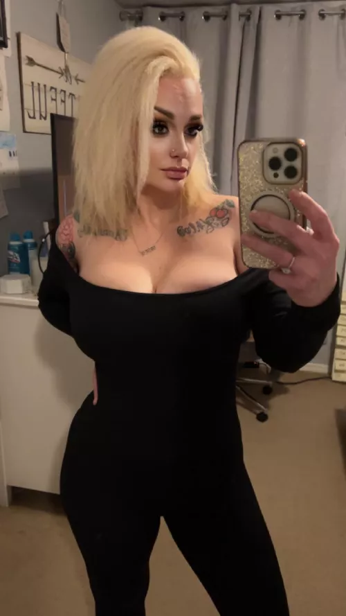 Saturday night vibe 🍒 by Reign_onmexo