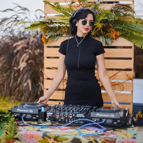 tight black dress by gabby_stimulus