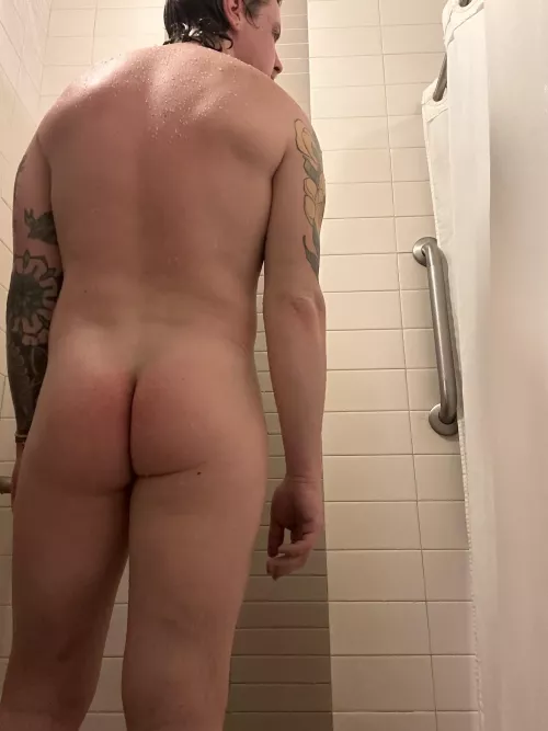 Washing away the work out. by daaddysslutt