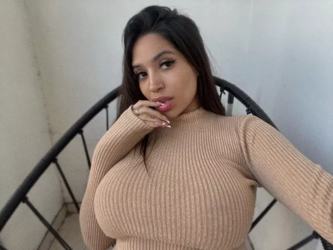 When comfort meets curves by PaulaFlores