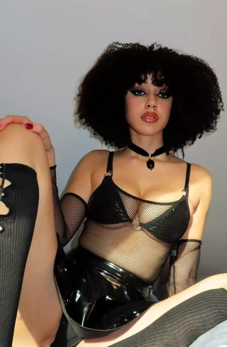 Do you like my physique? posted by Samiraxoxodarky