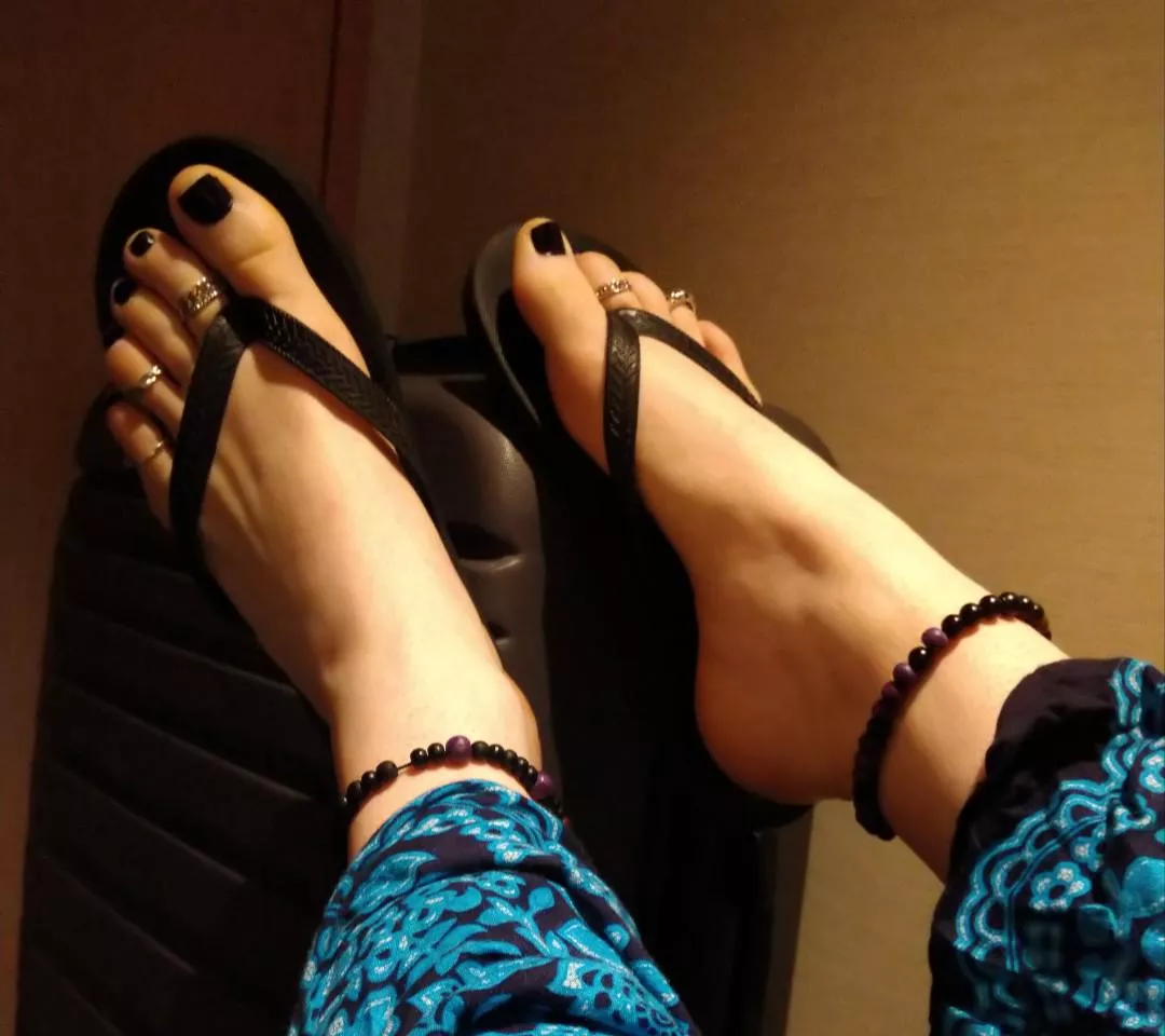 Flip flops are my all time favorite footwear 😋 😈  posted by FemboyFootPrincess