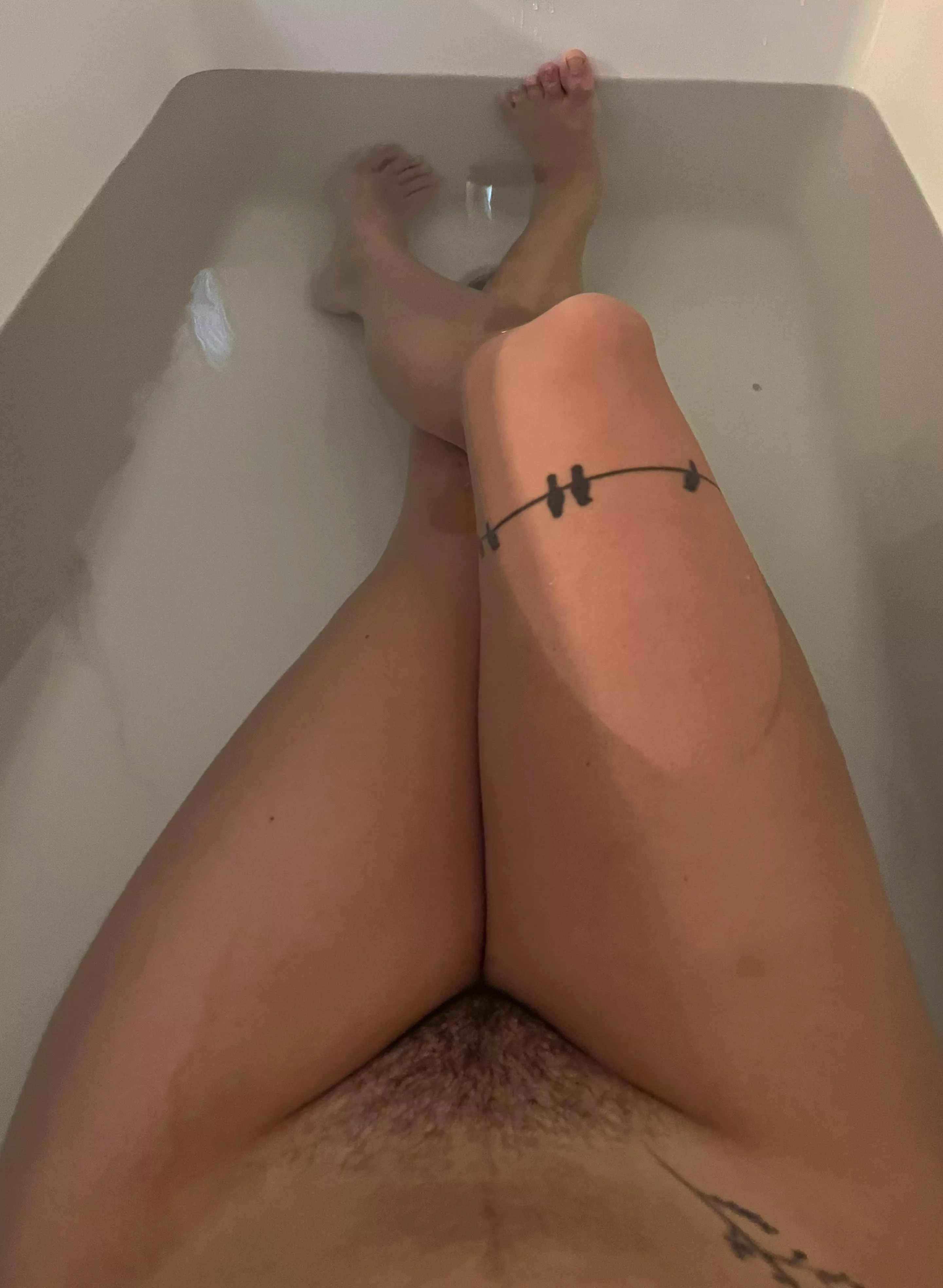 Hairy pussy in the bath posted by maplesyrup_girl