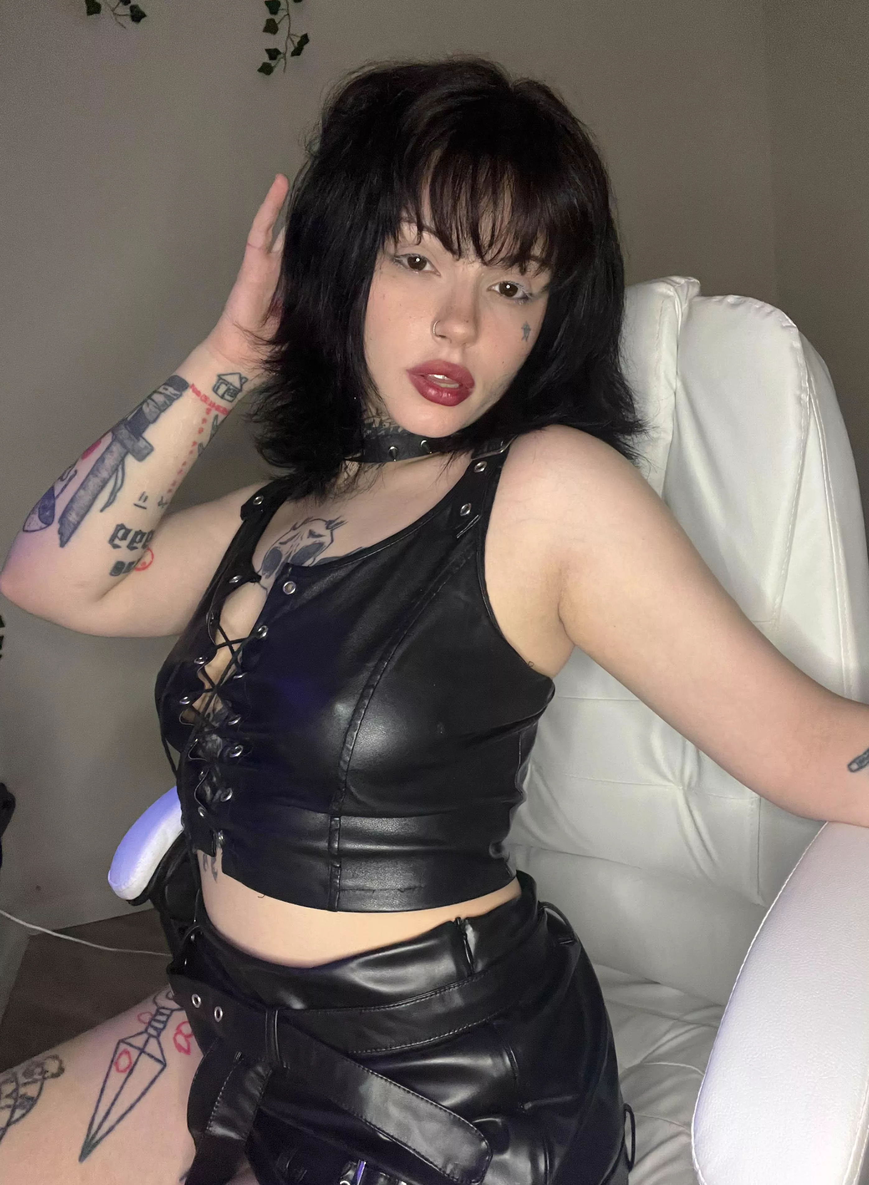 I want your hands to explore under my skirt posted by buiosurnar