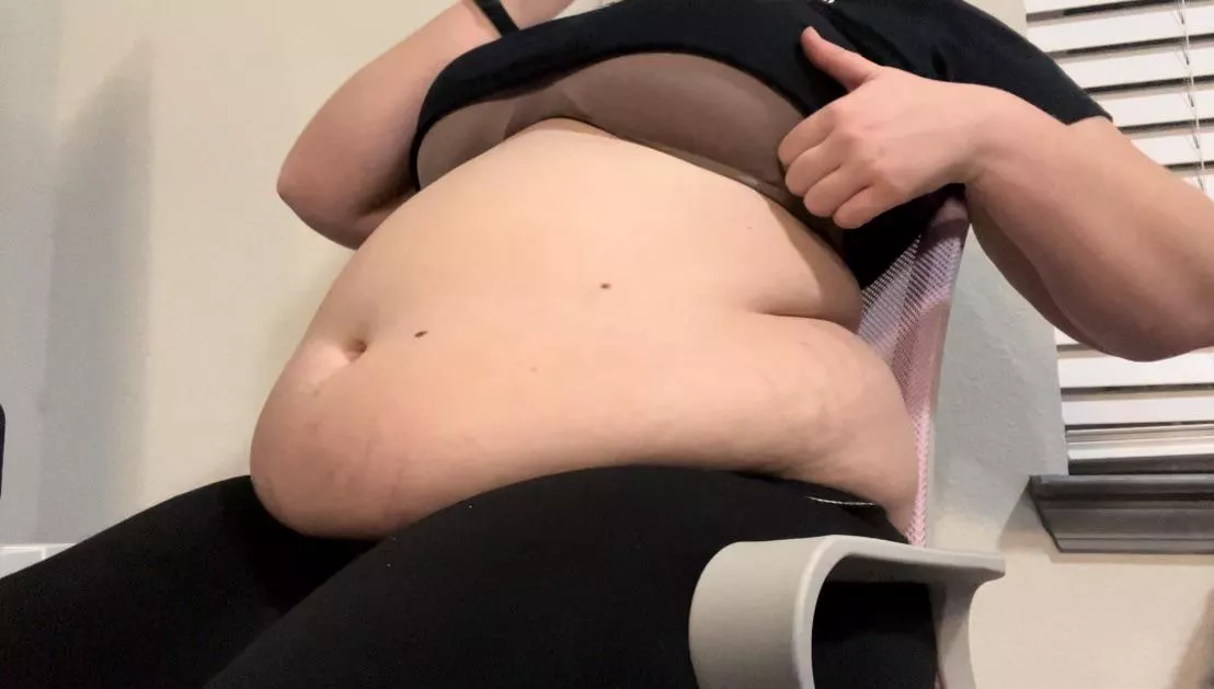 Loving all this belly🐷 posted by Poptartbelly