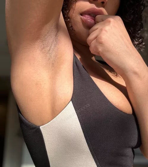 My sexy pits always get your attention...💦 by vivianrosexxxx