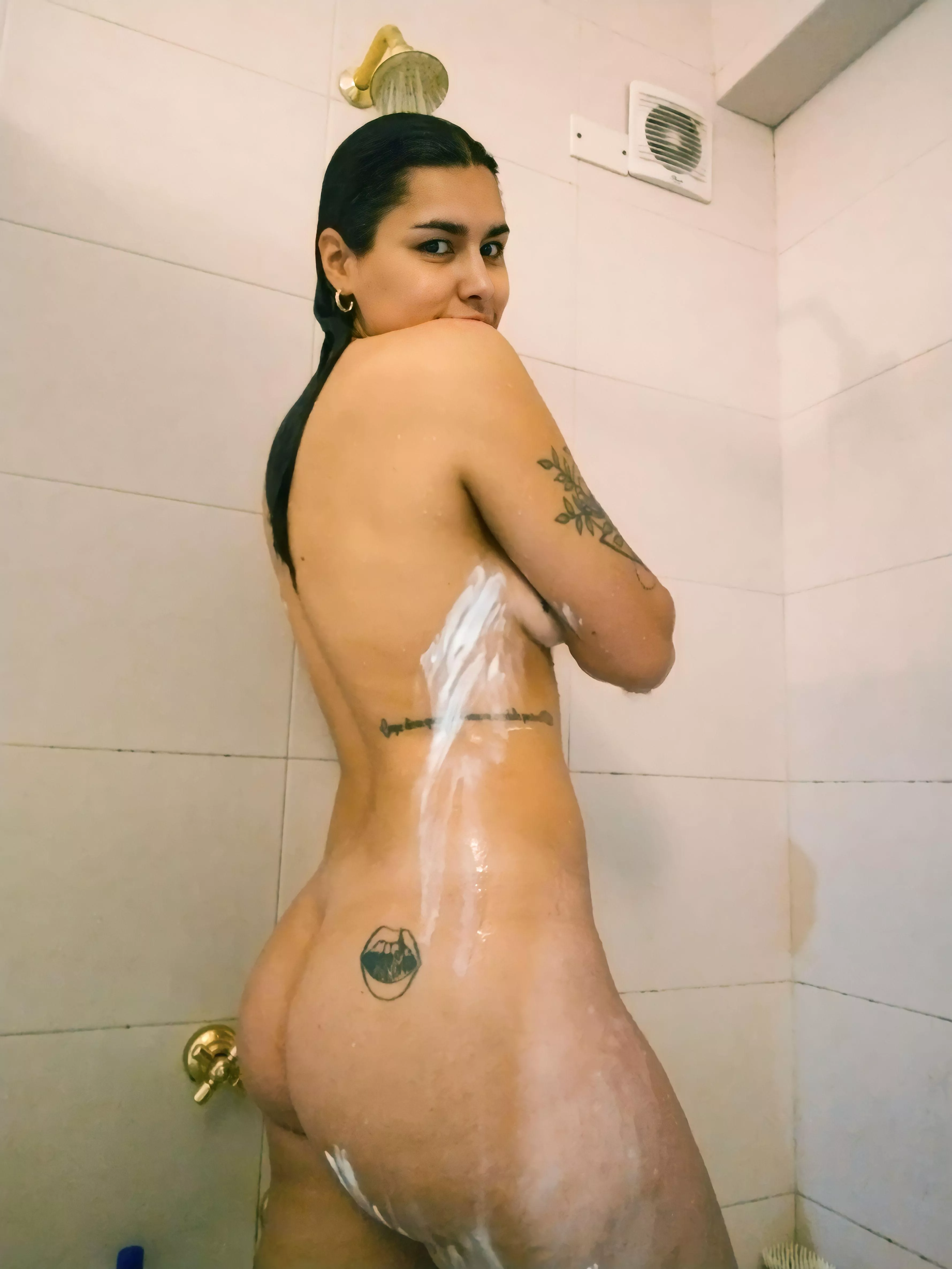 Tell me if you like this photo. Would you pass me the soap yes or no? posted by cobrachai666