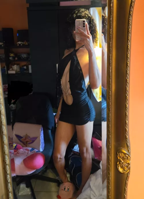 THE DRESS IS GOING KINDA CRAZY RN by bigbaduwu