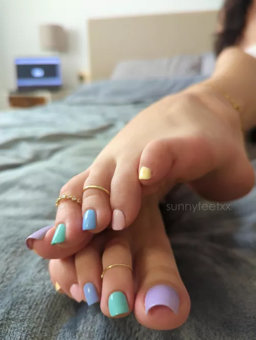 This pretty pedicure needs to be appreciated by mouth... by sunnyfeetxx