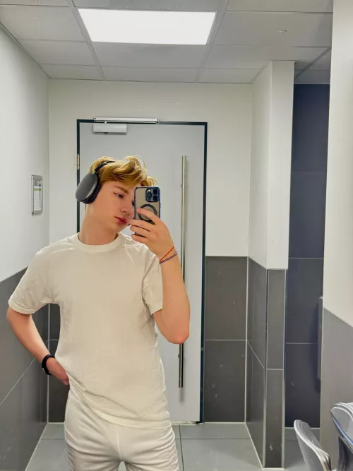 A gym selfie by Lower-Weakness-7218