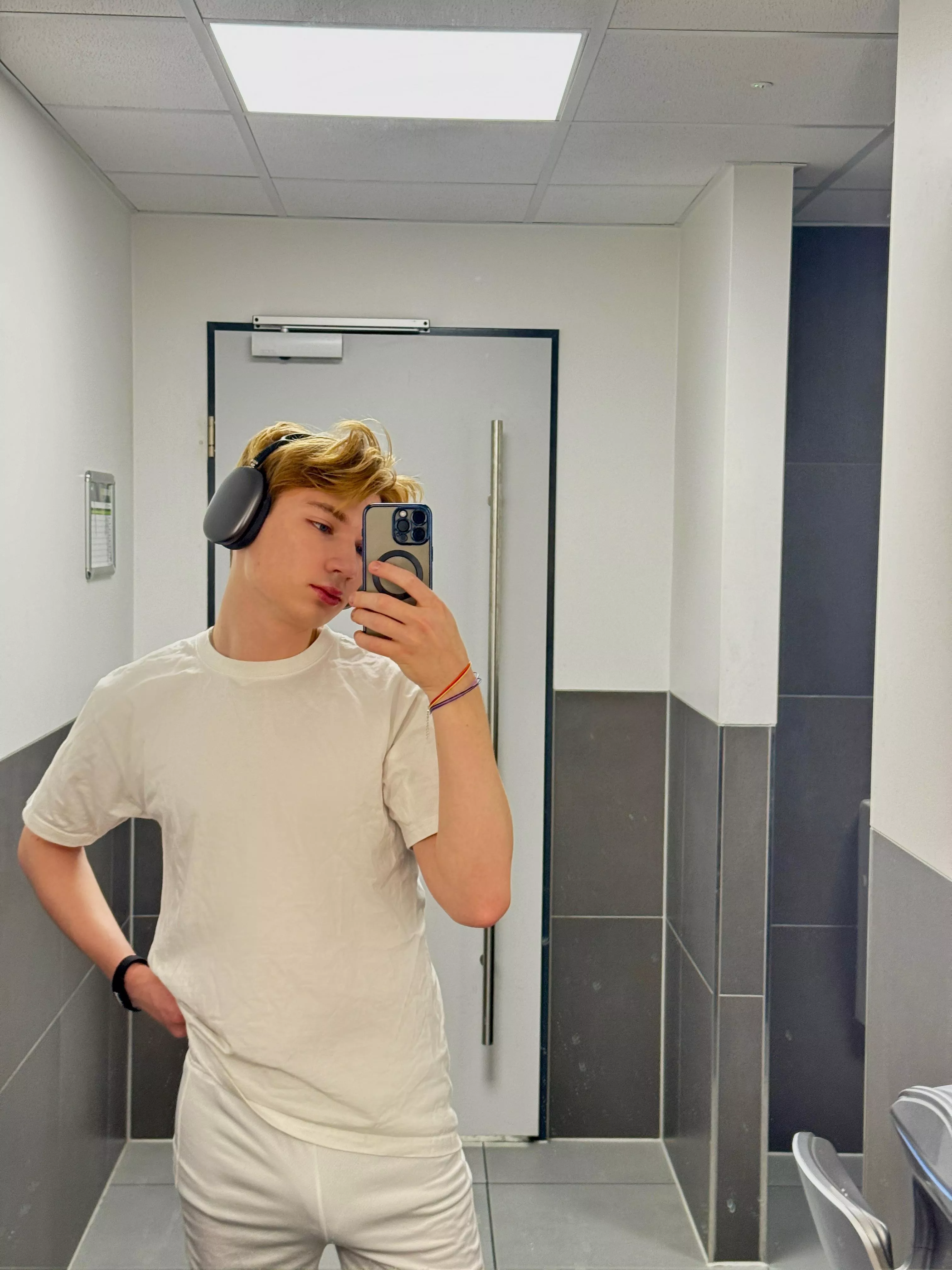 A gym selfie posted by Lower-Weakness-7218