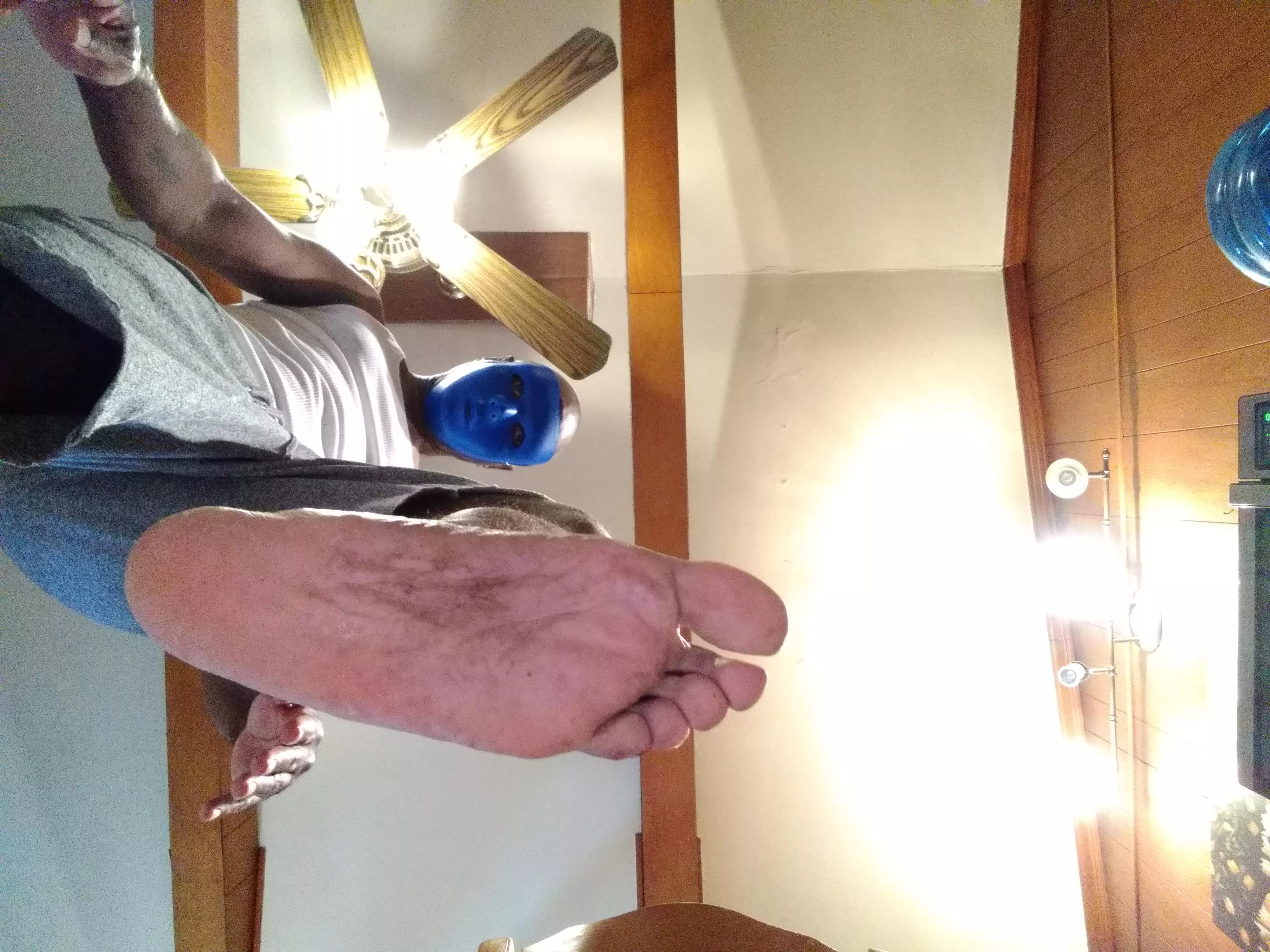 Can I crush you with my feet ❓🦶🏼🦶🏼 posted by Damonready