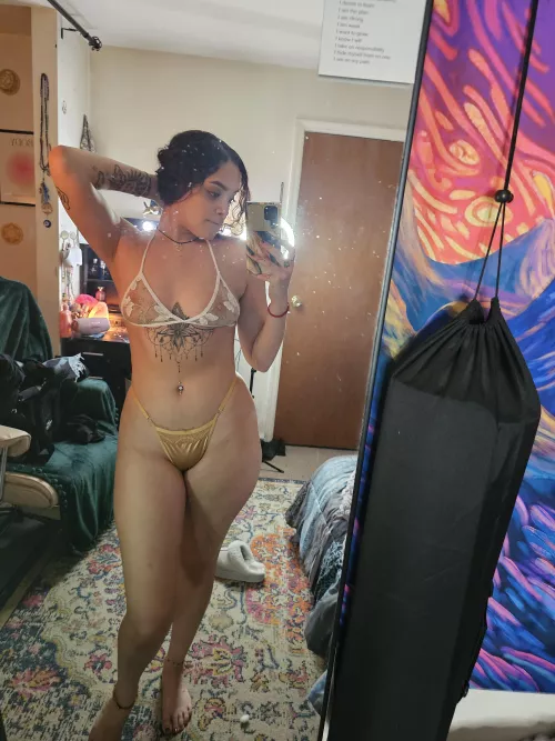 I hope there are men in this sub that think taller thick girls are hot by ariaxxo