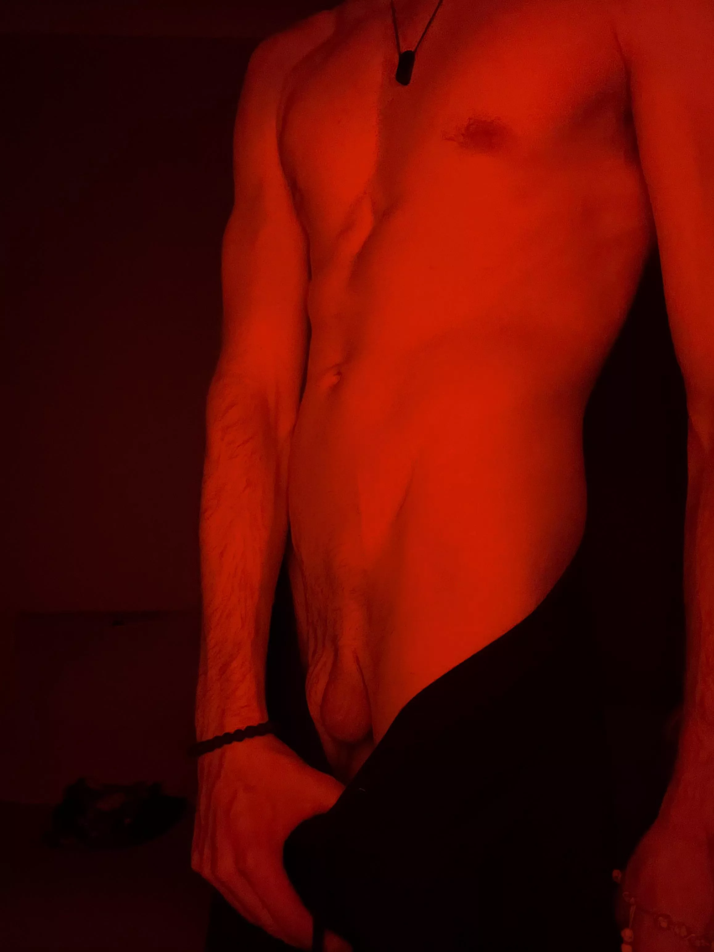 Red light and left nut💦 posted by darling_reaper