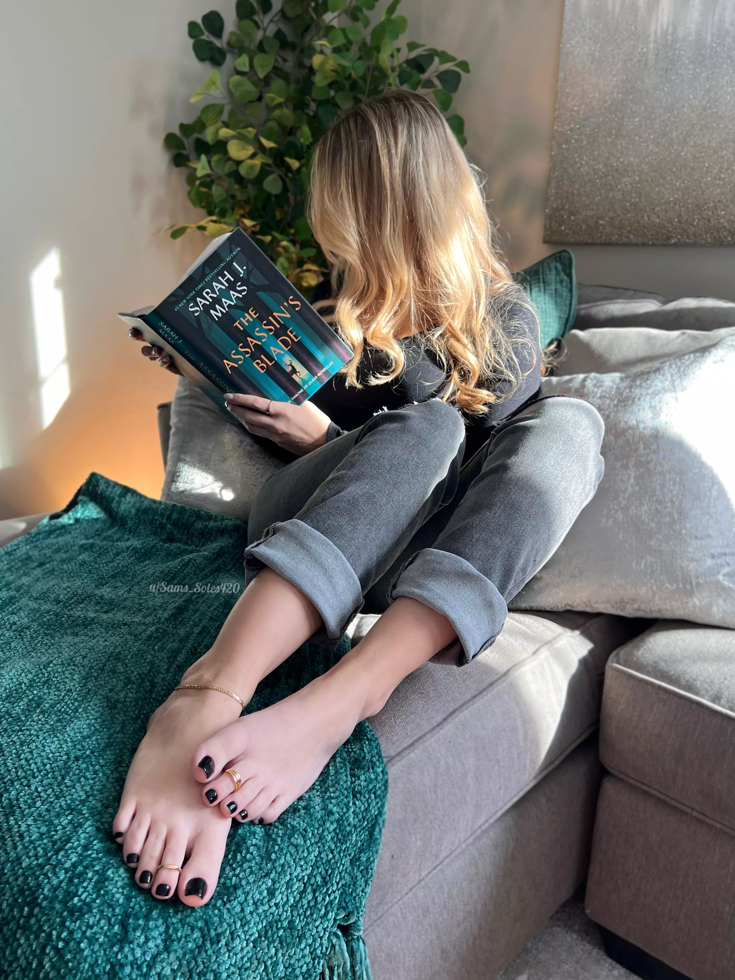 The only thing that would make this better is a foot guy at my feet while I read😉📚 posted by Sams_Soles420
